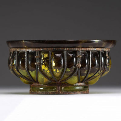 DAUM Nancy et Louis MAJORELLE (1859-1926) Blown and moulded glass bowl with gold leaf inclusions, hammered wrought iron mount, signed.
