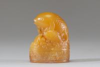 Chine – Sceau en jade jaune, sculpté de deux carpes bondissantes, dynastie Qing (probablement XIXe siècle)