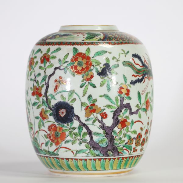 Vase en porcelaine de Chine famille verte à décor polychrome de phénix, pivoines et rochers percés, dynastie Qing, style Kangxi 