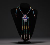 Chine - Ensemble de colliers en émaux cloisonnés et perles.