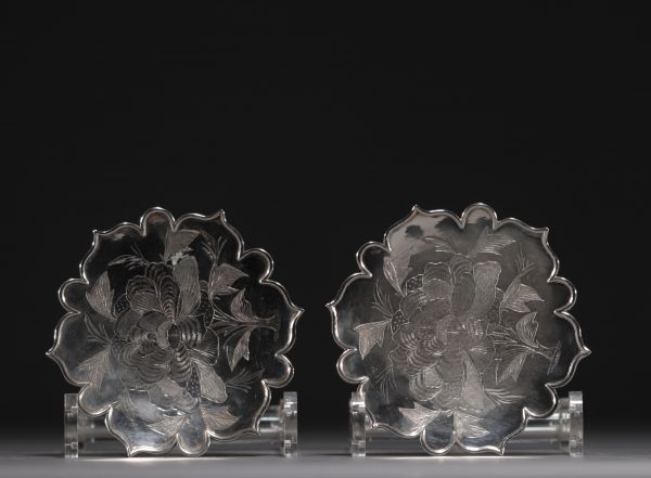 Chine - Paire de plateaux en argent massif en forme de feuille, début XXe siècle.