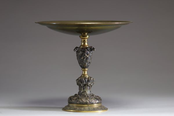 Coupe sur pied en bronze et bronze argenté à décor de scène à l'antique, XIXème.