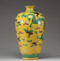 Vase chinois en porcelaine émaillée jaune à décor de dragons, marque de l’Empereur Kangxi