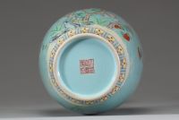 Vase balustre en porcelaine émaillée turquoise à décor de pêches et papillons, Chine, marque apocryphe de Qianlong