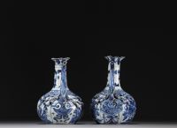 Chine - Paire de verseuses en porcelaine blanc bleu à décor floral, Wanli, dynastie Ming.