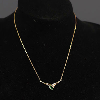 Collier en or 18k, émeraudes taille marquise et diamants pour un poids total de 2,8gr.