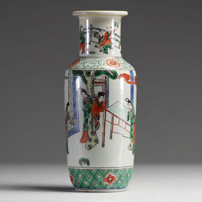 Chine - Vase en porcelaine en porcelaine polychrome famille verte au décor de courtisanes, XIXème.