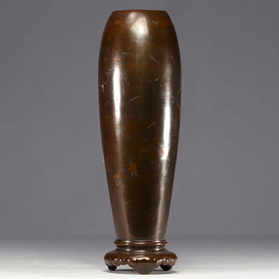 Vietnam - Vase en bronze à décor de personnages et de bambous.