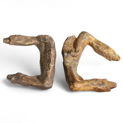 Georges Minne (1866–1941) Deux études de bras et mains pour figures agenouillées Plâtre – Provenance : Atelier de l’artiste  Ces deux études en plâtre, représentant des bras et mains croisés, constituent de puissants fragments sculpturaux préparatoires aux célèbres figures agenouillées de Georges Minne, icônes de l'expression symboliste belge. L’intensité de la tension intérieure, si caractéristiq