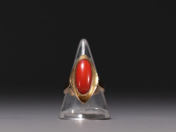 Bague en or jaune 18K et corail rouge, pour un poids total de 5.5gr.