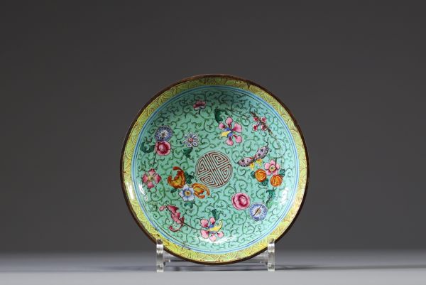 Chine - Petit plat en émaux de Canton à décor floral et de chauves souris, marque sous la pièce.