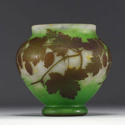 DAUM Nancy - Vase in acid-etched multi-layered glass decorated with redcurrants.