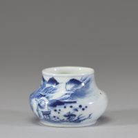 Chine, Dynastie Qing – Encrier en porcelaine bleu blanc à décor de paysage, marque Qianlong sous la base