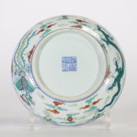 Assiette en porcelaine doucai à décor de dragon et phénix, marque Qianlong