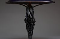 MULLER Frères Lunéville - Lampe de table Art Nouveau, dôme en verre marmoréen sur pied en fer forgé à décor floral, signée Muller Frès Lunéville.