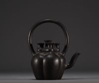 Chine -Théière en fonte, poème calligraphié en creux, marque Ming sous la pièce.