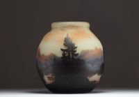 MULLER Frères Lunéville - Imposing ball vase in acid-etched multi-layered glass decorated with mountains and pine trees, signed.