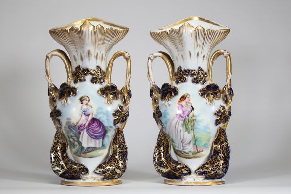 Paire de cornets de mariage en porcelaine de Bayeux à décor de paysannes, XIXème.