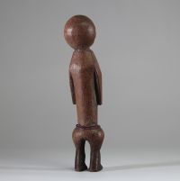 Statuette de la région de l’oubangui (Zandé, Ngbaka) , RD Congo, Bois, patine ancienne, crouteuse par endroit. Très belle stylisation.  H : 13 cm. Ex collection privée Amsterdam.