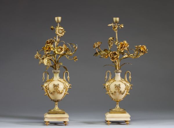Paire de candélabres en marbre et bronze doré, de style Louis XVI.