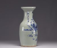 Vase en porcelaine bleu blanc sur fond céladon à décor de personnages et de chauve-souris, XIXe siècle.
