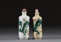 Chine - Ensemble de deux tabatières en porcelaine polychrome à décor de dragons, XIXème, marque sous les pièces.