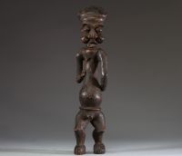 Afrique - Statuette Bamileke en bois sculpté, patine ancienne, Cameroun, début XXème.
