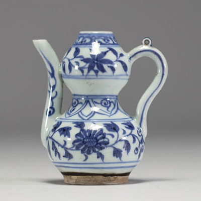 China - Small blue-white porcelain coffee pot, Ming dynasty.