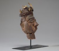 Afrique RDC - Ancienne tête Yaka en bois sculpté, charge magique sur le crâne, Congo RDC, début XXème.
