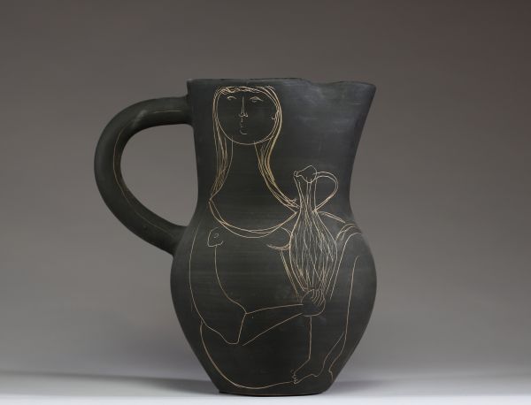 Jacques INNOCENTI (1926-1961) Grand pichet en céramique noire à décor de personnage féminin abstraits, Vallauris, vers 1950.