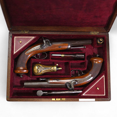 Paire de pistolets d'officier à percussion, vers 1850, en coffret.