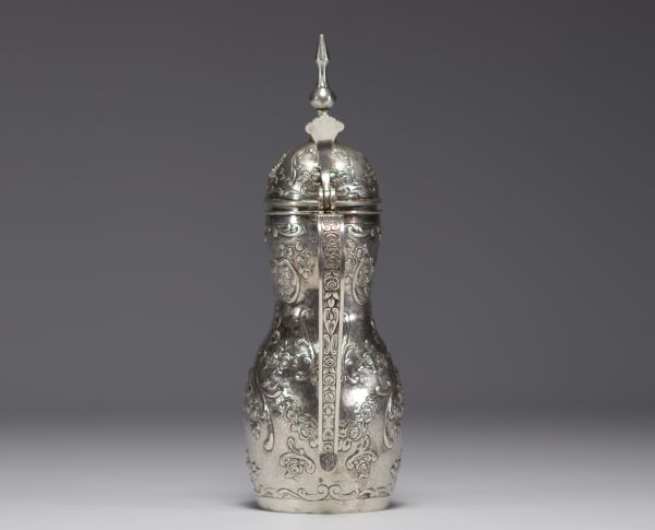 An ottoman silver embossed coffee pot decorated with flowers, scrolls and acanthus leaves. Orient, 19th century.