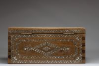 Coffret en bois exotique incrusté de nacre et d'argent, Inde, XVIII-XIXème.