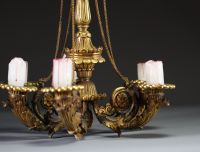 Lustre Empire en bronze ciselé et doré à décor de cornes d'abondance, feuilles d'acanthe et palmettes, vers 1800.