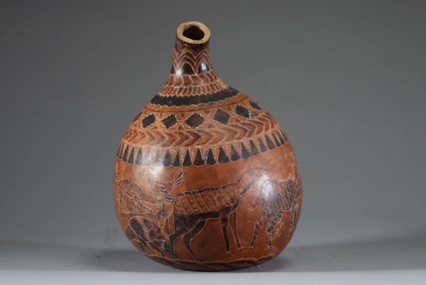 Afrique RDC - Calebasse ornée de motifs d’animaux, floraux et de signes Kongo, Congo RDC.