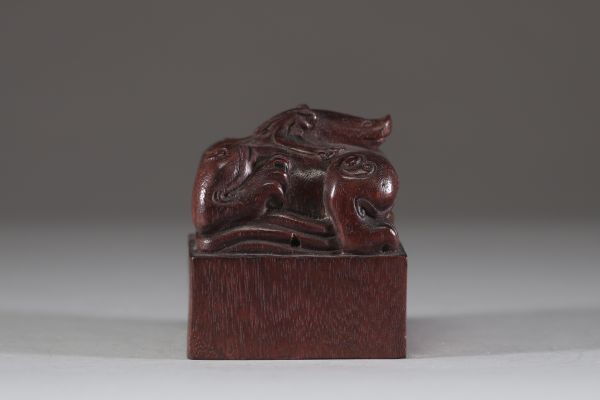 Chine – Sceau en bois sculpté, orné d’un dragon couché, dynastie Qing