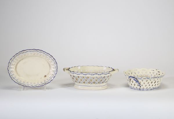 Deux corbeilles en faïence émaillée blanche à décor bleu de type 