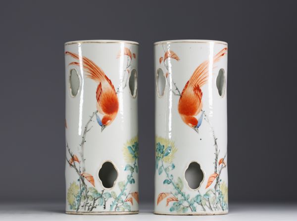Chine - Paire de porte-chapeaux à décor d'oiseau et poème.