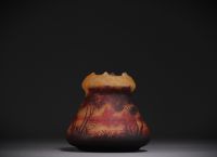 DAUM Nancy - Vase en verre multicouche dégagé à l'acide à décor de lac, signé dans le décor.