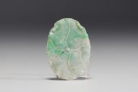 Chine - Pendentif en jade à décor de perruche.