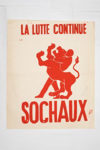 Mai 68 – La lutte continue sochaux  Affiche originale réalisée en sérigraphie couleur rouge. Cachet Atelier populaire ex-École des Beaux-Arts, toute sa marge non coupée, traces de plis, quelques petits manques dans la partie gauche, sujet intact. Non entoilée  76X61,5 cm