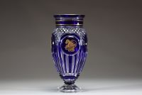 Val Saint Lambert - Vase en cristal doublé blanc et bleu à décor de figurante de la Danse de Flore, édition limitée 38/100, numéroté et signé.