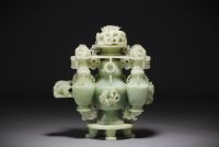 Chine - Grande sculpture en jade représentant des pots couverts à décor de dragons.