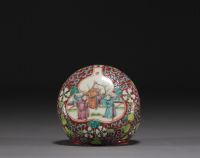Chine - Ensemble composé de différentes pièces en porcelaines de la famille rose, début XXe siècle.