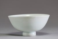 Chine – Bol en porcelaine monochrome blanc de Chine, marque Kangxi. Élégant bol en porcelaine, au délicat décor en relief sous glaçure, présentant un motif de dragon finement incisé