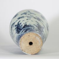 Chine, vase de forme Meiping en porcelaine bleu et blanc à décor de personnages, vagues et nuages, époque Ming