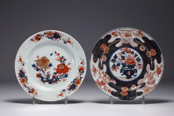 China - Set of 2 porcelain plates with Imari decoration, 18th century.