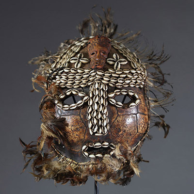 Afrique RDC - Rare masque Lega en carapace, plumes et cauris, Congo RDC.