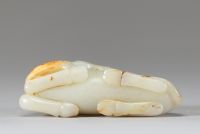 Chine – Sculpture en jade céladon et rousse d’un chameau couché, dynastie Qing, XVIIIᵉ-XIXᵉ siècle