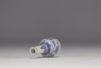 Chine - Vase miniature en porcelaine en blanc et bleu avec la marque Xuande, époque Ming (1368-1644)